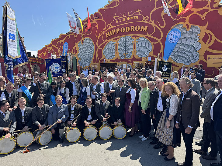 Ankunft DEHOGA Gastrofrühling 2025 vor dem Hippodrom (©Foto: Martin Schmitz) 
